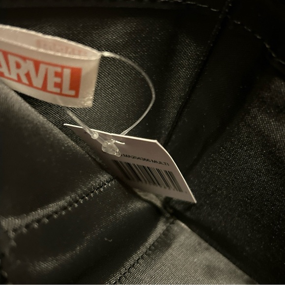 Sold Spider-Man Marvel Media Special Trifold Wallet in Red Collectors Tin - Picture 8 of 11